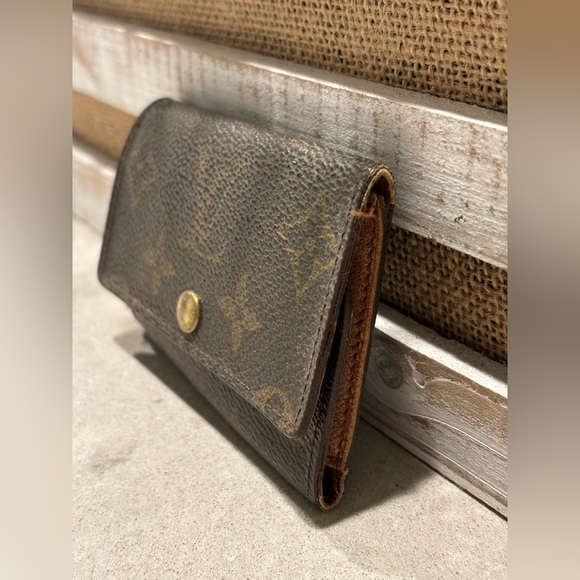 Louis Vuitton Monogram Key Holder - Picture 4 of 15